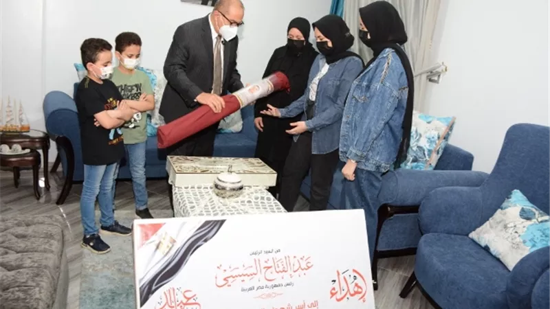 رئيس جامعة أسيوط يقدم هدايا مالية وعينية لأسر شهداء الأطقم الطبية بمناسبة عيد الفطر..صور
