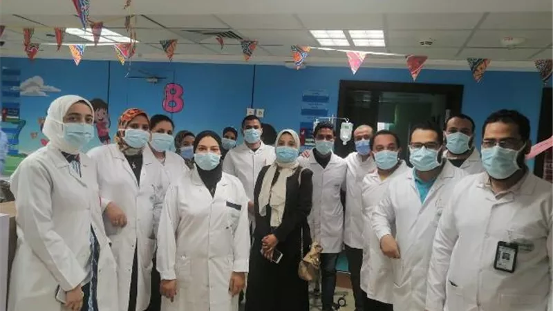 بالالعاب والهدايا والبلالين..أطباء مستشفى شفاء الاورمان لسرطان الاطفال يقضون العيد مع المرضي..صور