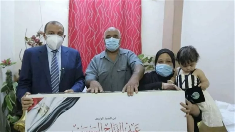 رئيس جامعة بني سويف يسلم هدية الرئيس السيسي لأسرة شهيدة القطاع الطبي