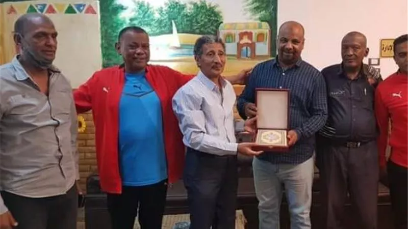 النادي النوبي بالاسماعيلية يقدم درع هدية لفريق أسوان