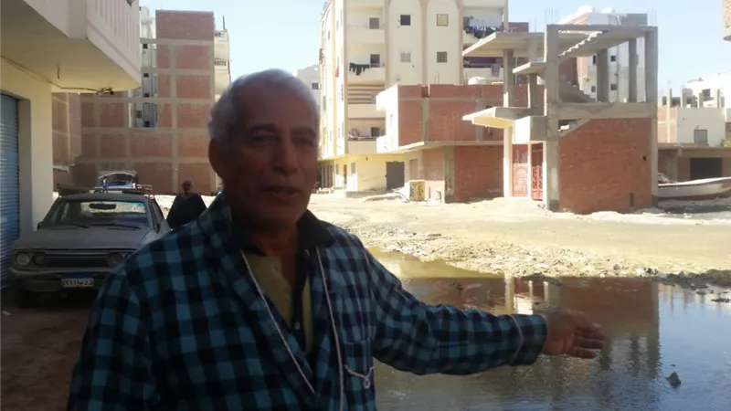 اهالى منطقة المستلزمات السياحية بالغردقة يشكون من غرق منازلهم بمياه المجارى