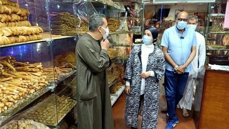رئيس مدينة سفاجا تتابع الالتزام بإجراءات كورونا في المطاعم والمخابز خلال إجازة عيد الفطر