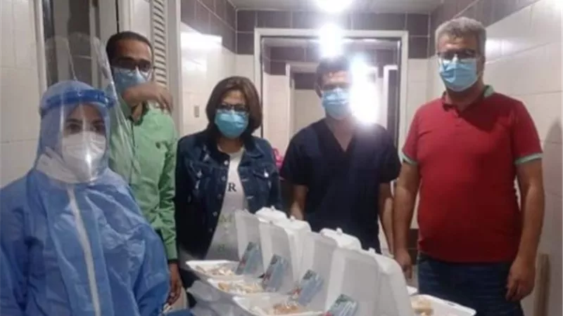 مدير مستشفى قنا العام يحتفل مع مرضى كورونا بعيد الفطر المبارك