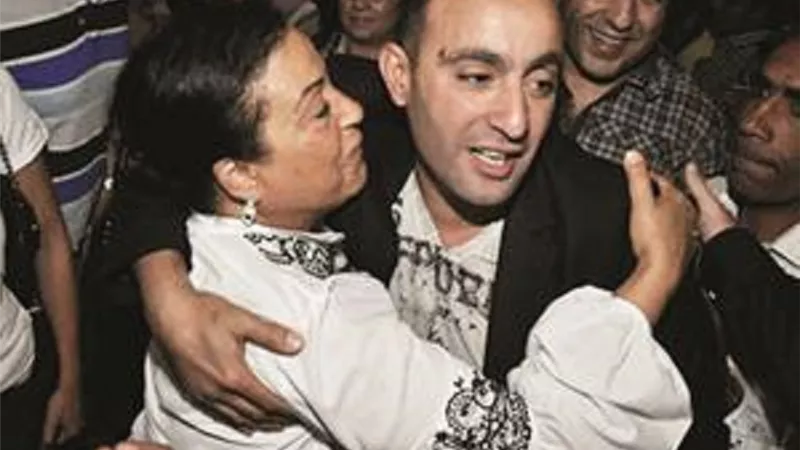 والدة احمد السقا تهاجم الفنانة مها احمد 