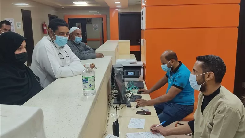 بدء تطعيم المواطنين بلقاح كورونا بمستشفى إسنا التخصصي جنوب الأقصر