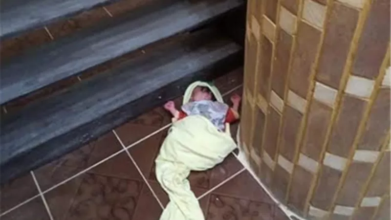 العثور على طفل رضيع أمام مسجد بنجع حمادى