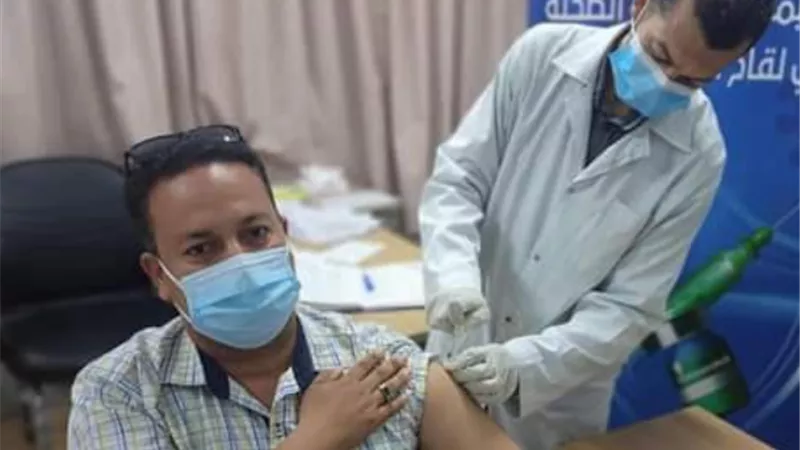السيوطي يتلقى الجرعة الأولى من لقاح كورونا ويدعو المواطنين بسرعة التسجيل لتلقي اللقاح
