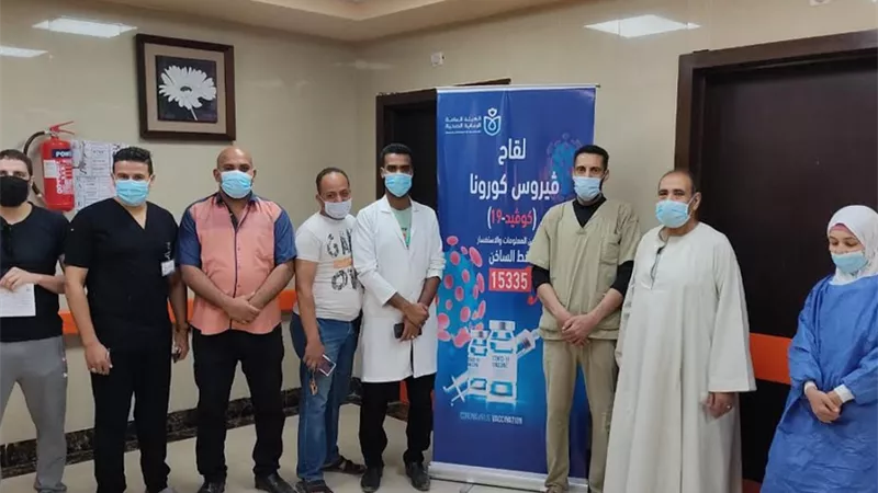 بدء تطعيم المواطنين بلقاح كورونا بمستشفى إسنا التخصصي جنوب الأقصر