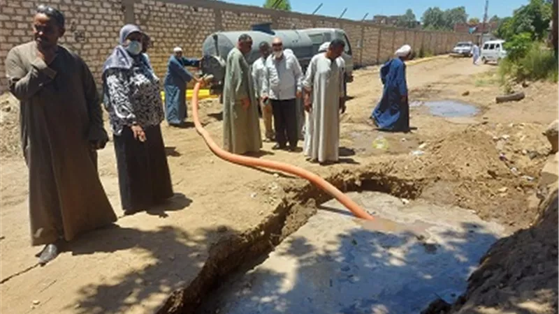 إصلاح كسر خط مياه قرية النجوع الرئيسى بإسنا جنوب الأقصر