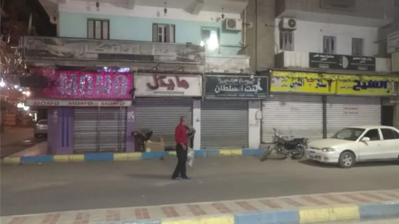 ١٠ انذارات مخالفات فى نطاق حى ثان الإسماعيلية للتأكيد على قرار غلق المحلات التجارية