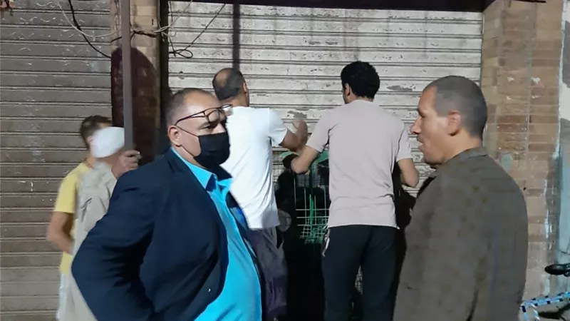حمله لمتابعة تنفيذ قرارات الغلق للمحال والكافيهات بحى المعصرة