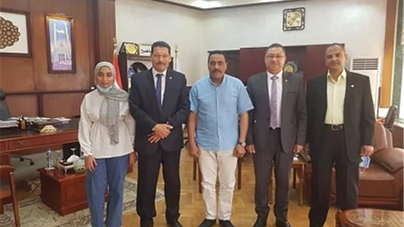 رئيس جهاز الساحل الشمالي يناقش مشروعات الجهاز مع محافظ مطروح