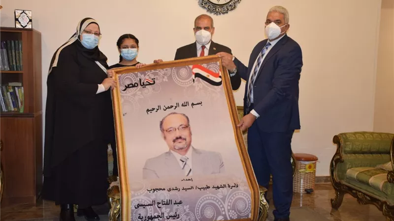 قيادات جامعة الأزهر يسلمون هدية رئيس الجمهورية لأسر شهداء الجيش الأبيض