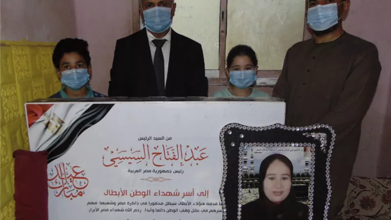 وكيل الصحة قدّم هدايا رئيس الجمهورية لأسر شهداء الجيش الأبيض بالغربية-صور
