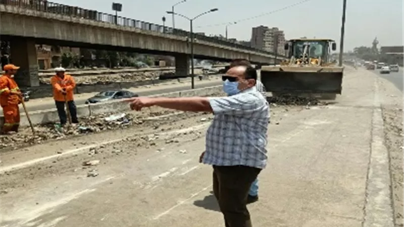 نائب رئيس حي غرب شبرا الخيمة يقود حملة لنظافة طريق مصر الاسكندرية الزراعي