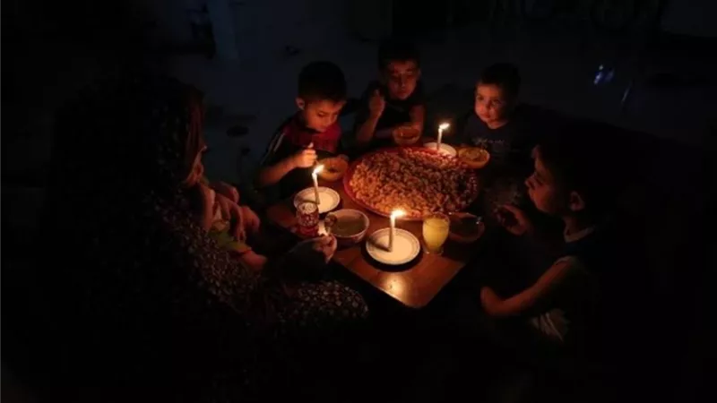 انقطاع الكهرباء في مناطق واسعة من غزة بسبب القصف الإسرائيلي