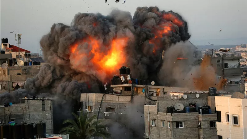 القوات الإسرائيلية تستهدف مصنعا للإسفنج بقذائف فسفورية حارقة شمال غزة