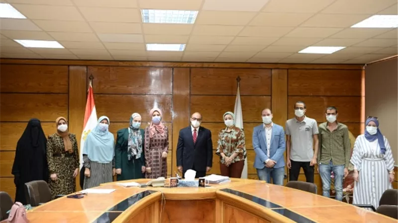 رئيس جامعة أسيوط يلتقي بـ 11 معيد من المعينين حديثاً بكلية الطب البيطري