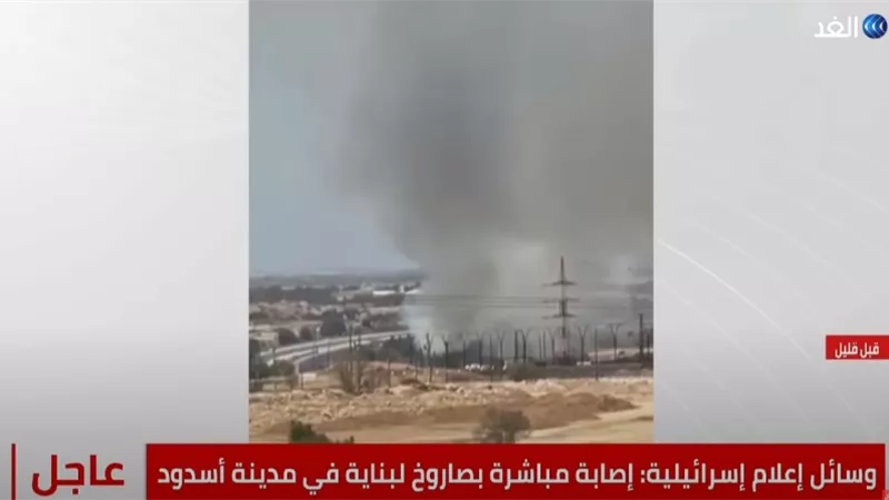 شاهد.. لقطات لسقوط عدد من صواريخ الفصائل على مدينة بئر السبع واندلاع حرائق كبيرة