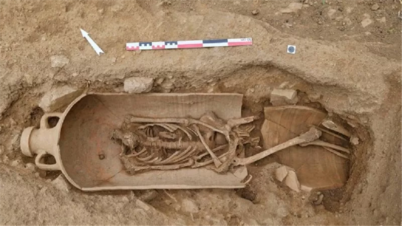 اكتشاف مقبرة رومانية تضم 40 قبرا على شكل قوارير خزفية في جزيرة كورسيكا