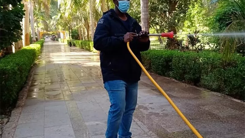 حملة لرش وتعقيم الحديقة النباتية في أسوان