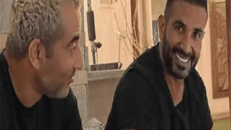 أكمل ليه حياتى مع سرية.. أحمد سعد يمازح شقيقه عمرو بعد نجاح 