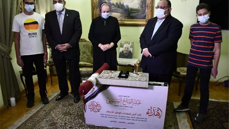 رئيس جامعة حلوان يزور أسرة الشهيد عمرو من القطاع الطبى لتقديم هدية الرئيس.. بالصور