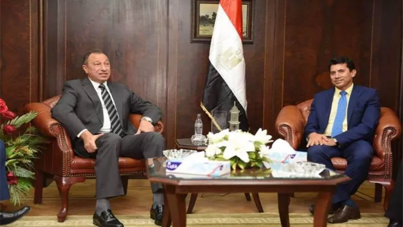 وزير الشباب يطمئن على بعثة الأهلي المتجهة إلى جنوب إفريقيا