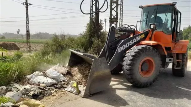 رفع ٤٥٠م٣ قمامة ومخلفات فى حملة نظافة بأرمنت جنوب غرب الأقصر