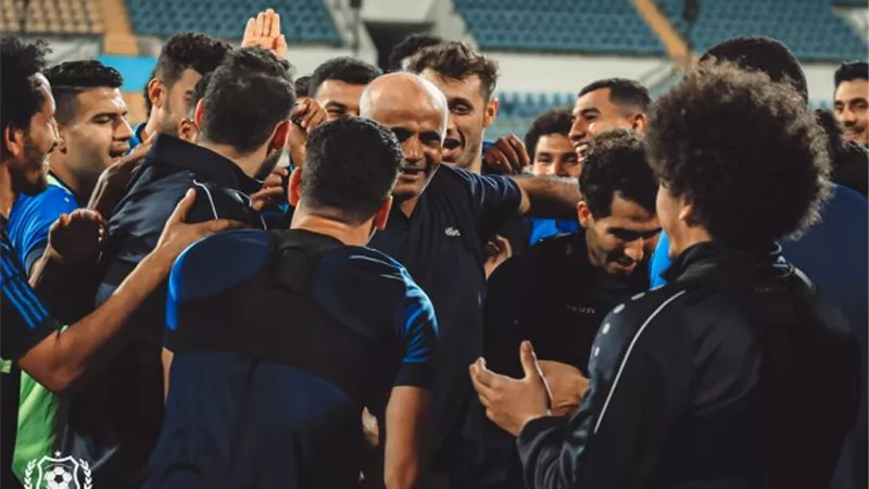 لاعبو الإسماعيلي يحتفلون بعيد ميلادعامل غرفة الملابس ..صور