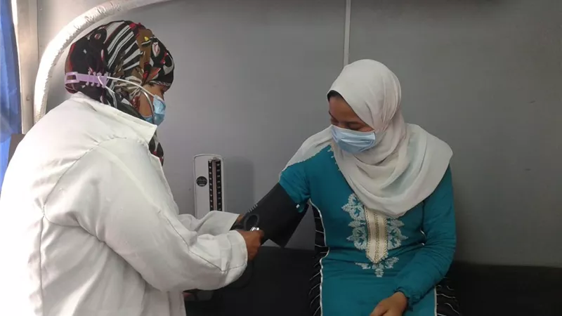 العلاج لــ 244 وتوفير 57 نظارة طبية في قافلة ببنى سويف