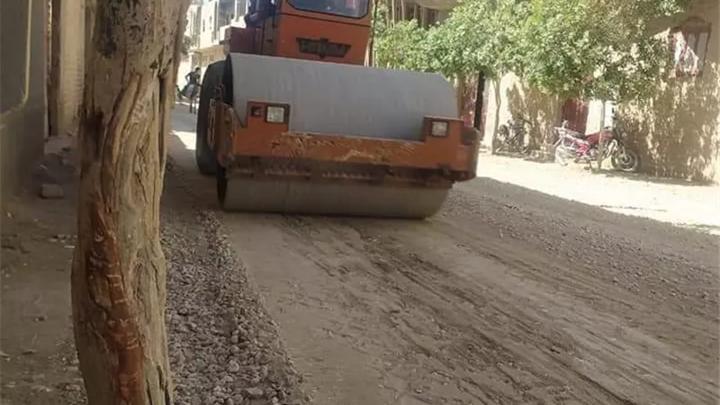 رصف طريق نزلة القاضى ضمن مبادرة حياة كريمة بسوهاج
