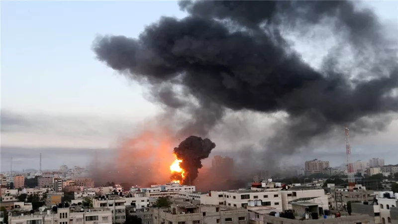 بالفيديو.. قصف إسرائيلي قرب مدارس الأونروا بقطاع غزة