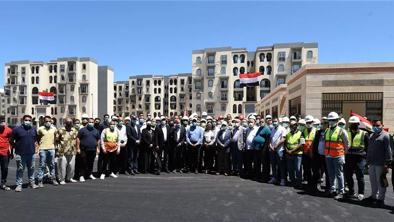 مدبولى يلتقط الصور التذكارية مع عمال مواقع مشروعات الإسكان بالمنصورة الجديدة