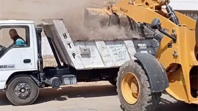 حملة نظافة مكبرة فى شوارع مدينة طما فى سوهاج.. بالصور