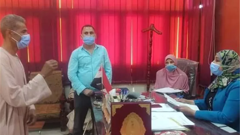 المدير العام في طهطا بسوهاج تستقبل المواطنين لتلقى طلباتهم وحل مشاكلهم