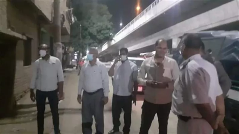غلق وتشميع مقهى وتحرير 3 محاضر لمحلات تجارية بسوهاج..صور