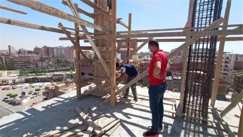 ازالات فورية لاعمال خرسانية مخالفة بجوار مبنى محافظة الاسماعيلية.. بالصور
