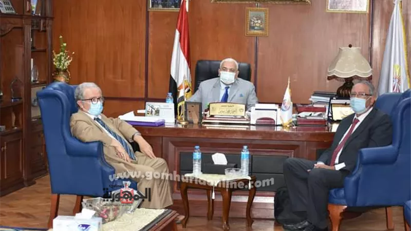 تنافس أستاذين لشغل منصب عميد تجارة السادات .. صور