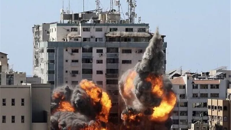 بالفيديو.. طفلة تعود للحياة بعد ضربة إسرائيلية قتلت أمها وأخوتها