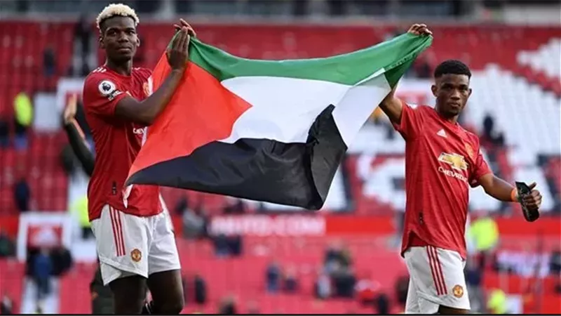 بوجبا وديالو يدعمان فلسطين عقب لقاء مانستر أمام فولهام في البريميرليج