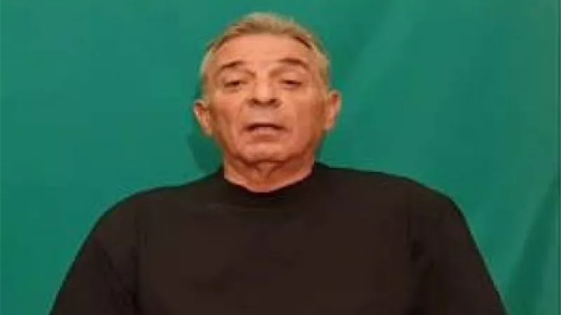 محمود حميدة يبكى ويلقى قصيدة