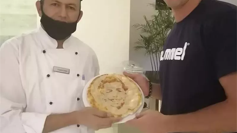 شيف يرحب بمنتخب مصر لكرة اليد بطريقته الخاصة بمدينه الغردقة