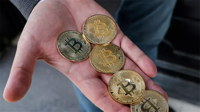البيتكوين تفقد 25 ألف دولار من قيمتها