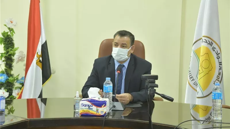 رئيس جامعة الوادى الجديد يناقش الاستعدادات النهائية لامتحانات نهاية العام