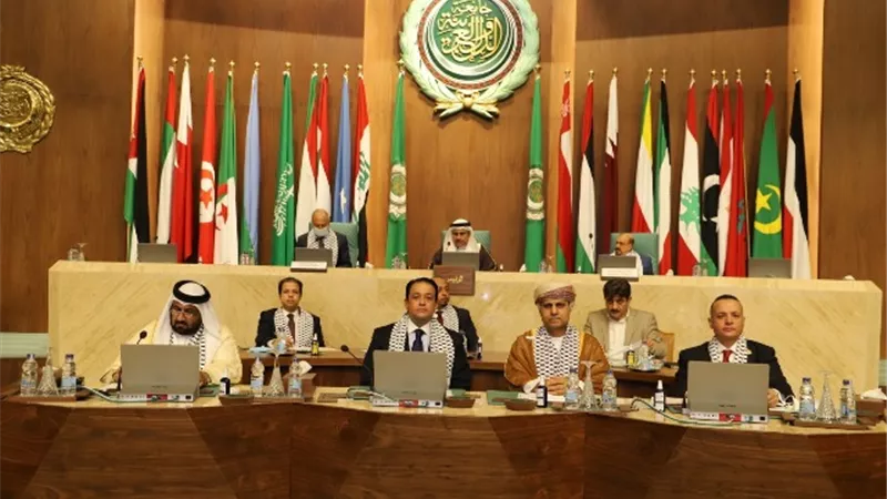 أبو الغيط والعسومي ونواب البرلمان العربي يرتدون الكوفية الفلسطينية خلال الجلسة الطارئة بالجامعة العربية