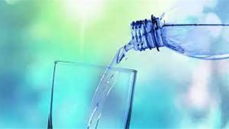 الحصى الرملية.. خبيرة توضح مخاطر الإفراط في شرب المياه المعدنية