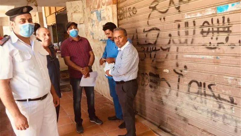 جهاز مدينة الشروق يغلق ويشمع 17 محل مخالف بالتعاون مع شرطة التعمير.. بالصور