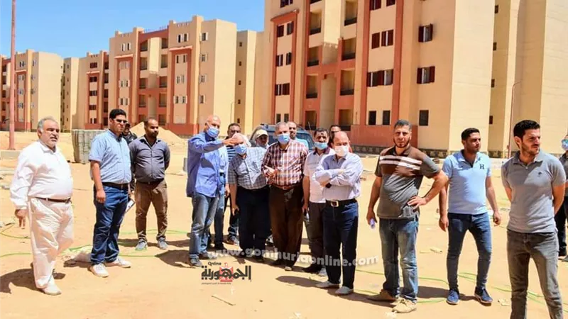 رئيس جهاز العاشر من رمضان يتفقد مشروعات الاسكان الاجتماعي ويؤكد على الالتزام بالإجراءات الإحترازية والبرنامج الزمنى