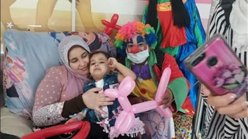 المهرجون رسموا الفرحة على وجوه أطفال مستشفى ٥٧٣٥٧
